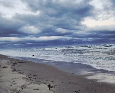 Nadzwyczajne zjawisko pogodowe &ndash; zalana plaża nad morzem