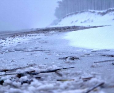 Dębki &ndash; śnieg, plaża i morze zimą